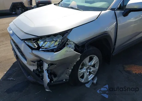2021 Toyota Rav4 Xle z USA, uszkodzony, nr VIN 2T3W1RFV1MC090258